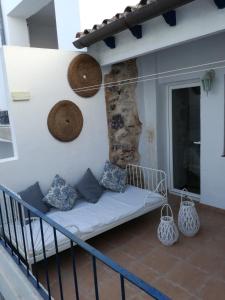 eine Couch auf dem Balkon eines Hauses in der Unterkunft Casa Barrilets Benissa in Benissa