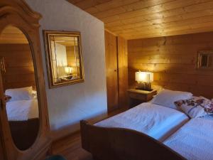 Łóżko lub łóżka w pokoju w obiekcie Appartement Pension Bäckenhäusl FERIENWOHNUNGEN Chalets Hütten Komfortzimmer