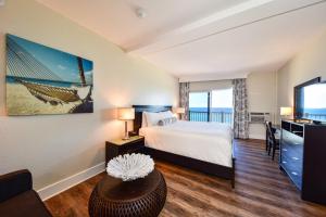 フォート・ローダーデールにあるSun Tower Hotel & Suites on the Beachのベッドとテレビがあるホテルの部屋 +24枚の写真