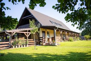 ein großes Haus mit einem Gameradach in der Unterkunft Blumenhuhnhof in Burg Kauper