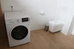 una lavatrice e un'asciugatrice in camera di Apartmán Primo Martina a Starý Smokovec