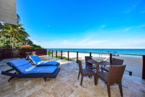 フォート・ローダーデールにあるSun Tower Hotel & Suites on the Beachの海を望むパティオ(椅子、テーブル付)