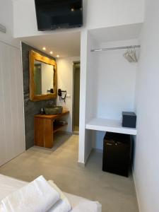 uma casa de banho com um lavatório e um espelho em Eternal Town em Míconos