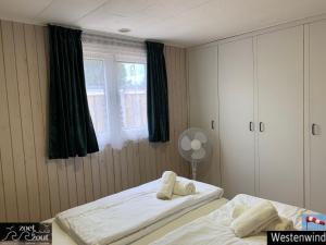 Säng eller sängar i ett rum på Holiday-Chalet Westenwind 4p. Amsterdam & Beach