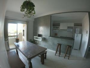 Kuhinja oz. manjša kuhinja v nastanitvi Beach House Itaguá Apartamento 1 - Em Ubatuba a 300m da orla mais charmosa, com excelente localização