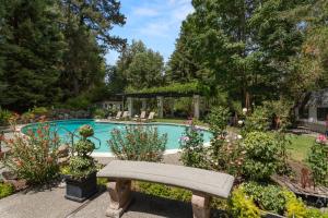 um banco num jardim ao lado de uma piscina em Candlelight Inn Napa Valley em Napa