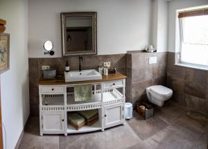 ein Badezimmer mit Waschbecken und Toilette in der Unterkunft Blumenhuhnhof in Burg Kauper + 28 Fotos