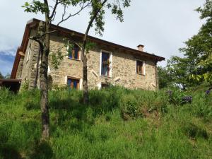 a stone house in the middle of a field at Ca' de l'Ase in Pontinvrea