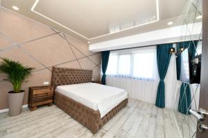 - une chambre avec un grand lit et une fenêtre dans l'établissement Sweet Luxury - CentralPark, à Galaţi