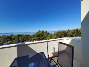 einen Balkon mit einem Tisch, Stühlen und Meerblick in der Unterkunft Villa Dubrovnik in Makarska