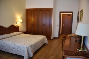 Een bed of bedden in een kamer bij hotel michelangelo