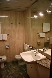 Ett badrum på hotel michelangelo