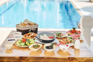 un buffet de comida en una mesa junto a una piscina en Larimar Suite Hotel, en Ölüdeniz