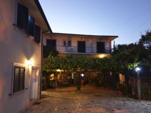 uma casa com um pátio à noite com um edifício em Casa Dos Santos Alojamento - Guest House no Gerês
