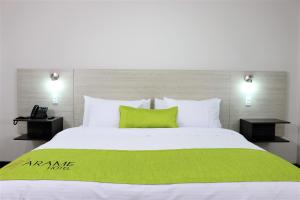 Postel nebo postele na pokoji v ubytování Arame Hotel