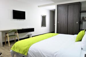Postel nebo postele na pokoji v ubytování Arame Hotel