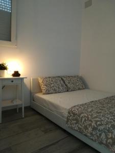 サアラ・デ・ロス・アトゥネスにあるApartamento La Zarzuelaのナイトスタンドとベッドサイドサイドサイドサイドサイドサイドサイドサイドサイドサイドサイドサイドサイドサイドサイドサイドサイドサイドサイドサイドサイドサイドサイドサイドサイドサイドサイドサイドサイドサイドサイドサイドサイドサイドサイドサイドサイドサイドサイドサイドサイドサイドサイドサイドサイドサイドサイドサイドサイドサイドサイドサイドサイドサイドサイドサイドサイドサイドサイド付きのベッド1台付きのベッド