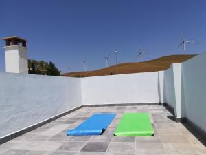 a pair of mats on a white wall at Apartamento La Zarzuela in Zahara de los Atunes