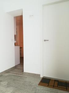 サアラ・デ・ロス・アトゥネスにあるApartamento La Zarzuelaの白壁の空間