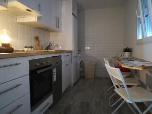 a kitchen with a sink and a dishwasher at Apartamento La Zarzuela in Zahara de los Atunes
