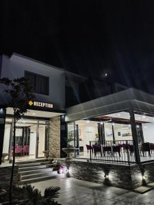 Budova, kde se hotel nachází + 37 fotografií