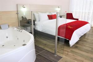 Postel nebo postele na pokoji v ubytování Arame Hotel