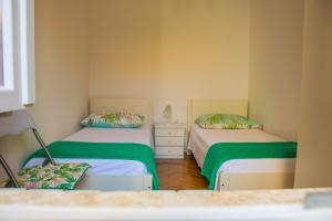 Postel nebo postele na pokoji v ubytování Apartments White & Green in Malinska