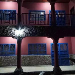 ein Gebäude mit einem Balkon mit Licht in der Unterkunft HAKABA in Conakry