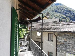 Vista generica sulle montagne o vista sulle montagne dall'interno della casa vacanze