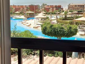 アインソフナにあるMarina Wadi Degla Villa Duplex 4 Bedroomsのバルコニーからスイミングプールの景色を望めます。