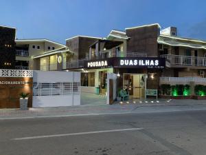 um edifício com um cartaz que lê Dussetts Lane em Pousada Duas Ilhas em Penha