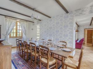 Bérigny的住宿－Enticing Holiday Home in Berigny with Swimming Pool，相簿中的一張相片