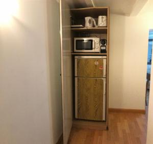 uma pequena cozinha com um micro-ondas e um frigorífico em Apartamento Céntrico Madrid Gran vía - Sol em Madri