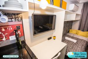 Habitación pequeña con mesa, cama y TV. en All You Need - 608 en Curitiba