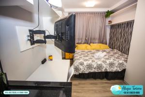 um pequeno quarto com uma cama num quarto em All You Need - 608 em Curitiba