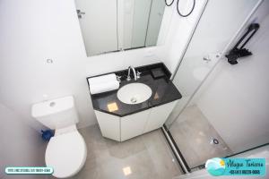 uma casa de banho com um lavatório e um WC em All You Need - 608 em Curitiba