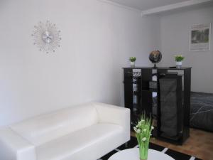 Una sala de estar con un sofá blanco y una mesa. en Studio Barbel, en Honfleur