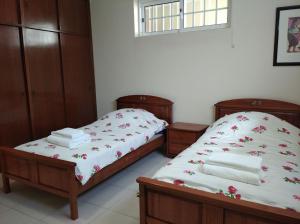um quarto com 2 camas individuais e toalhas em Casa do Cascão em Louredo