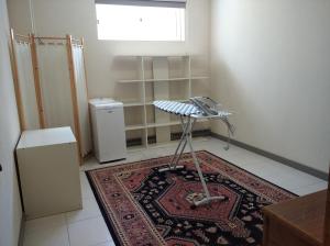 - une chambre avec une table et un tapis à un étage dans l'établissement Casa do Cascão, à Louredo