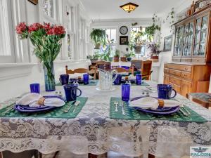 Restoran või mõni muu söögikoht majutusasutuses Robins Nest Bed & Breakfast