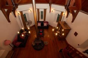 - un salon avec un canapé dans l'établissement St. Peter's Accommodation Cape Bridgewater, à Cape Bridgewater