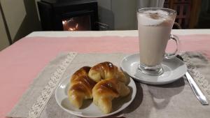 um prato de rolos de canela e um copo de leite em La rosadita restotur em Palena