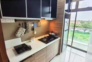 cocina pequeña con fogones y ventana en Palazio Mount Austin 2-3pax 5mins Toppen , Ikea ,AEON,Water Theme park, en Johor Bahru