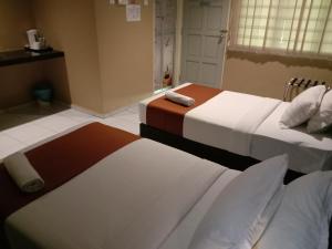 NDE Hotel客房内的一张或多张床位