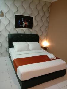 ein Schlafzimmer mit einem großen Bett in einem Zimmer in der Unterkunft NDE Hotel in Dungun