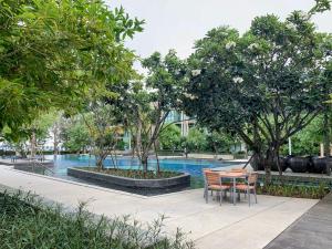 The swimming pool at or close to lumpini park beach