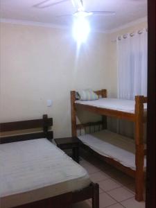 Habitación con 2 literas y luz. en Paz, en Peruíbe