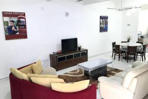 sala de estar con 2 sofás y comedor en Near Draw Bridge and KT City - Ivana Homestay Unit E, en Kuala Terengganu