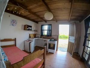 プンタ・デル・ディアブロにあるComplejo Diablo Verde Punta del Diabloの小さなキッチン(コンロ、冷蔵庫付)