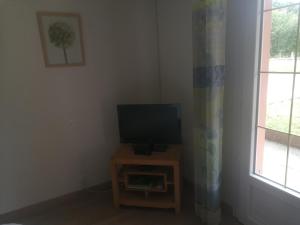 a living room with a television on a small table at Le petit nid in Égletons